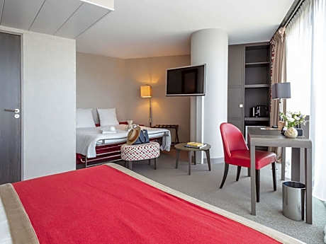 Junior Queen Suite