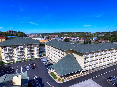 Comfort Inn & Suites At Dollywood Lane