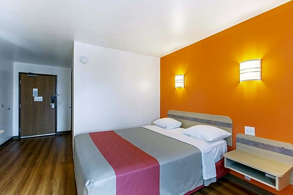 Motel 6-Baraboo, WI - Lake Delton-Wisconsin Dells