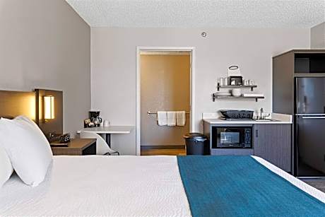 1 King Bed | Mobil Access Tub Nsmk Kitchen