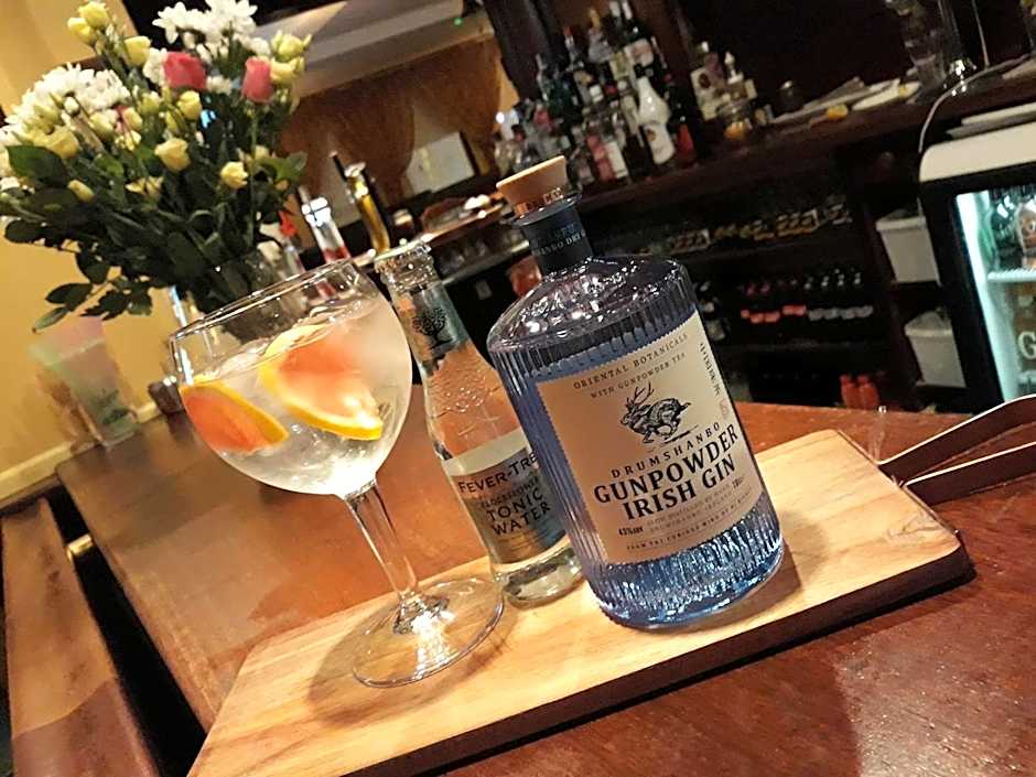 Ridge-Rock Accommodation