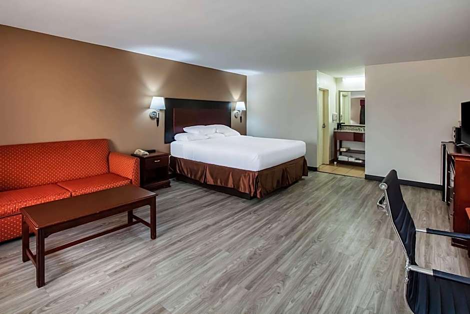 Days Inn & Suites by Wyndham Tyler