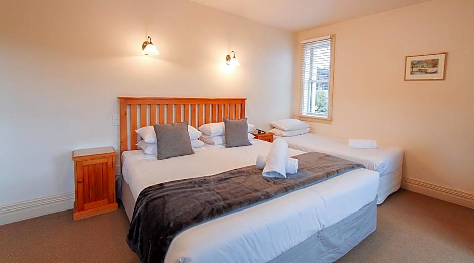 The Grand Hotel & Bar - Akaroa