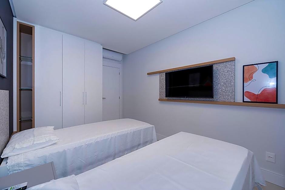 Adra 301 - Apartamento no centro de Bombinhas - Rooftop com piscina e academia - À poucos metros da praia - (Consultar serviços de roupas de cama e banho)