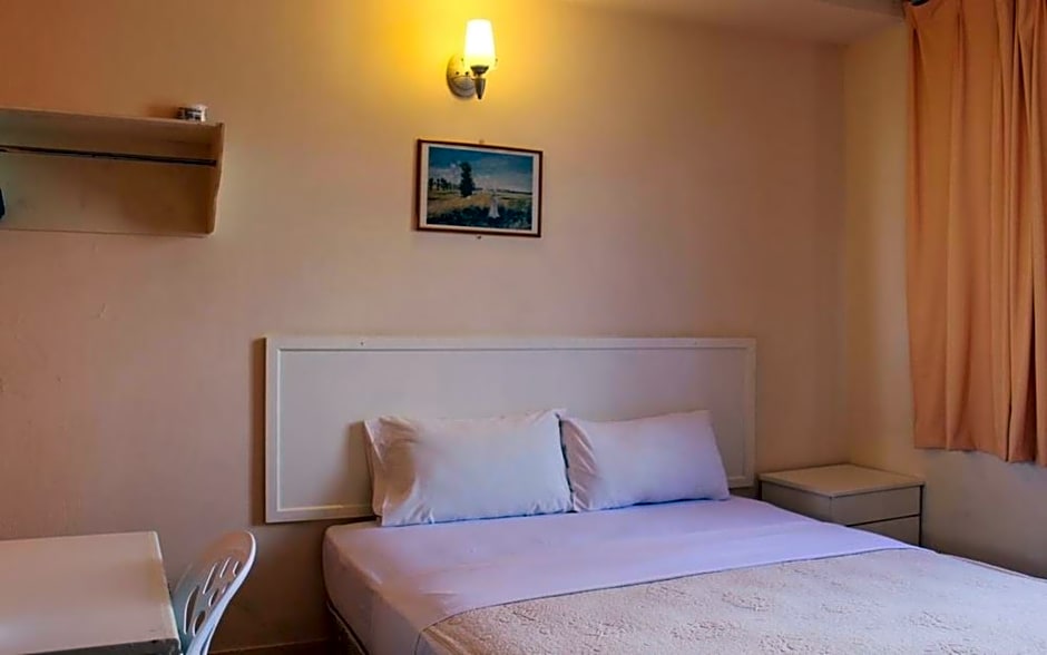 Victoria Hotel And Hostel