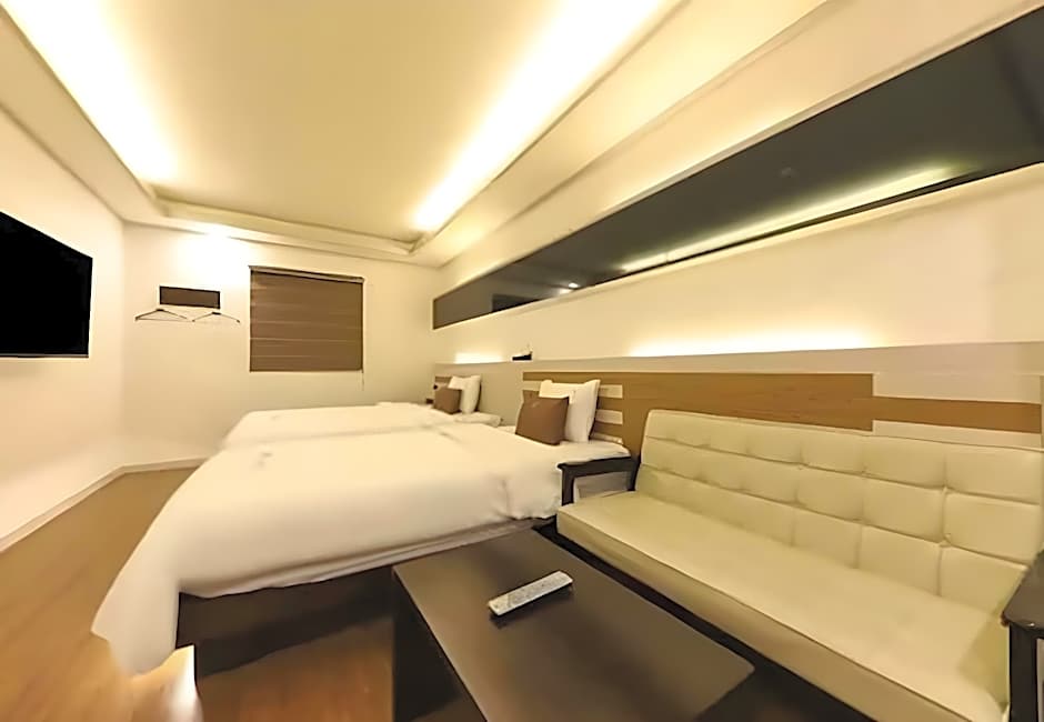 H  Hotel
