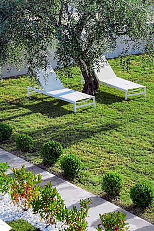 Apartment with Pool View