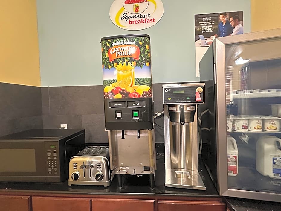 Super 8 by Wyndham Richfield/Cleveland