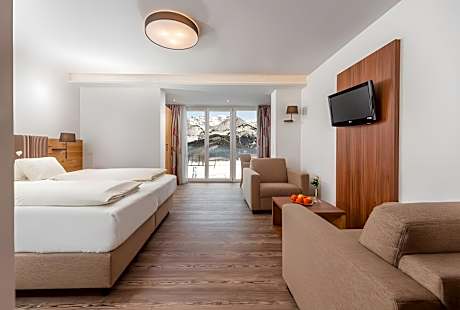 Deluxe Double Room with Balcony and Mountain view