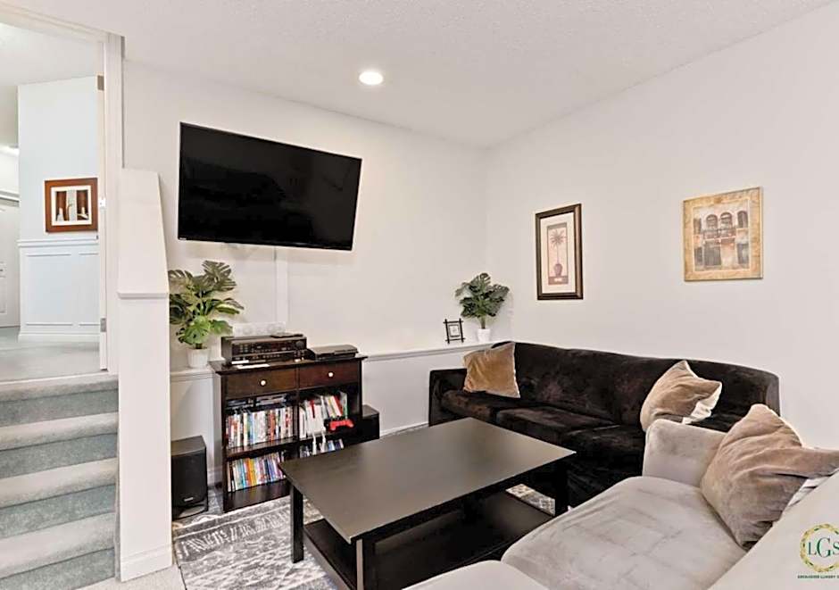 Casa Pura Vida Hot Tub, Pool & Ping Pong Tables w Backyard & BBQ Come stay