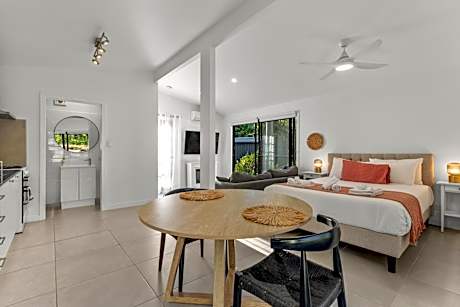 Modern Bungalow with Queen bed - Rainforest Edge