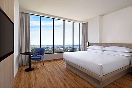Deluxe Corner King Room with City View