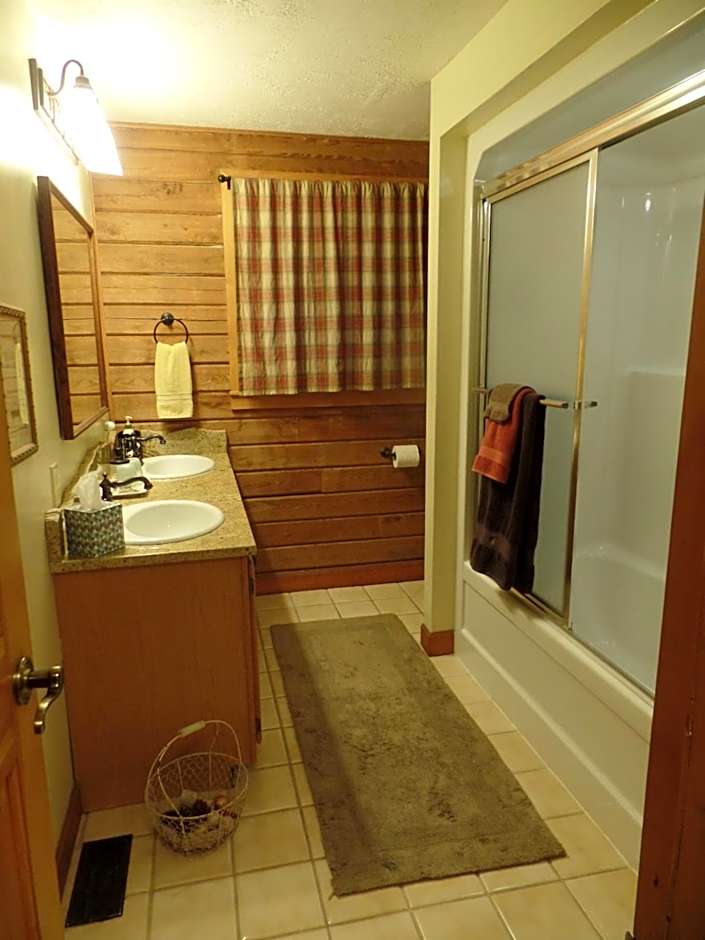 Creekside Paradise Bed and Breakfast