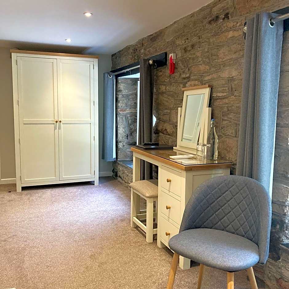 The Britannia Inn & Waves Restaurant