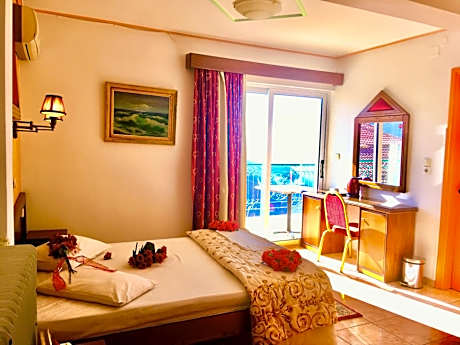 Deluxe Double Room with Balcony and Sea View