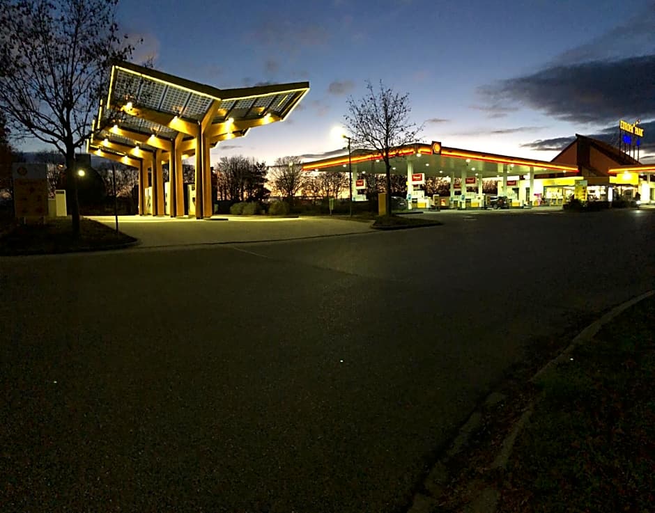 Highway Hotel