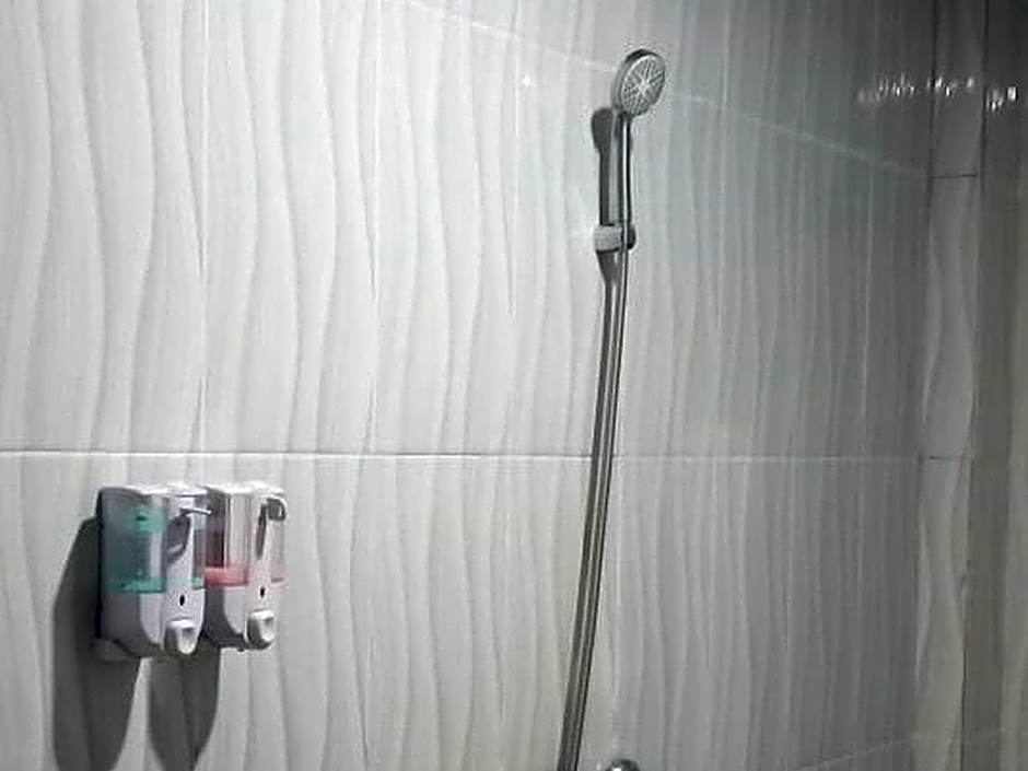 RedDoorz at Hotel Ermashta Jayapura