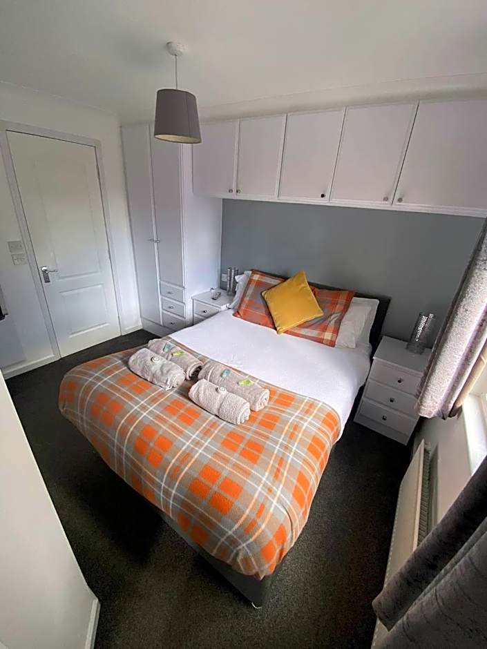 Tranquil Lodge hot tub and free golf