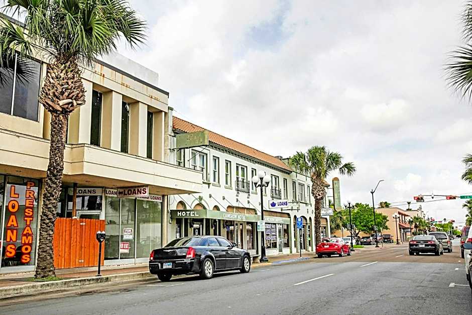 OYO Cameron Historic Hotel Brownsville I-69E