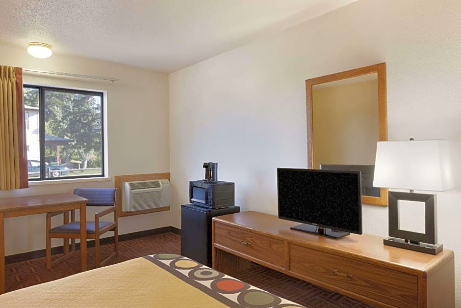Super 8 By Wyndham Wall