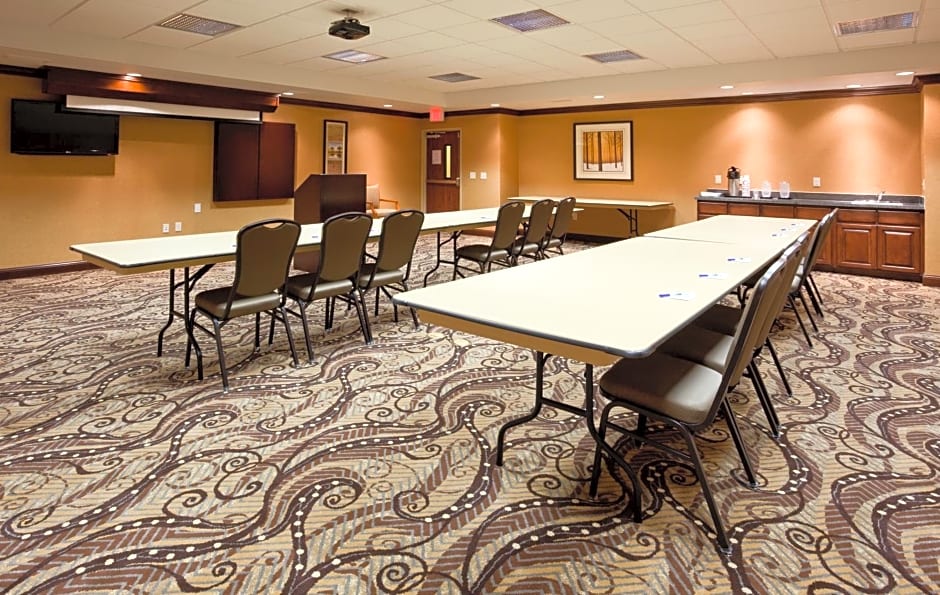 Holiday Inn Express & Suites - Mason City, an IHG Hotel