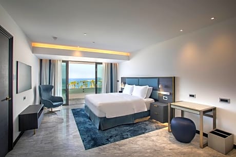 Lifestyle Suite with pool, 1 Bedroom Suite, 1 King, Sea view