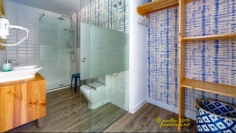 Double or Twin-Deluxe-Ensuite with Shower-Sea View