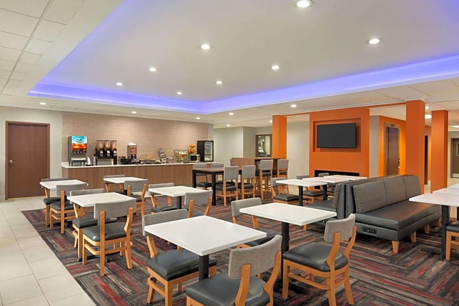 La Quinta Inn & Suites by Wyndham Lackawanna - Buffalo