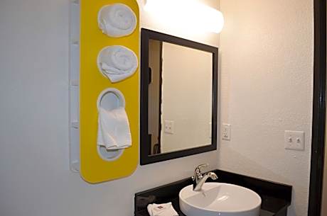 Queen Room - Disability Access - Non-Smoking