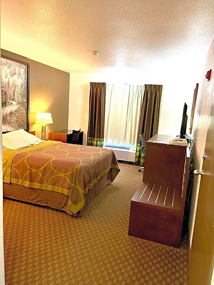 Super 8 by Wyndham Hinton