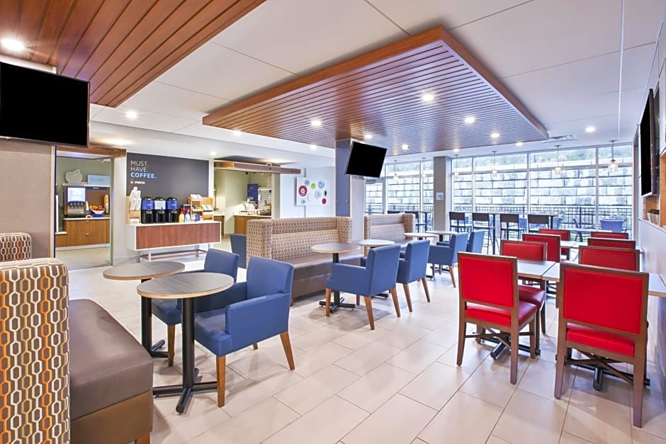 Holiday Inn Express & Suites Grand Rapids - Airport North By IHG