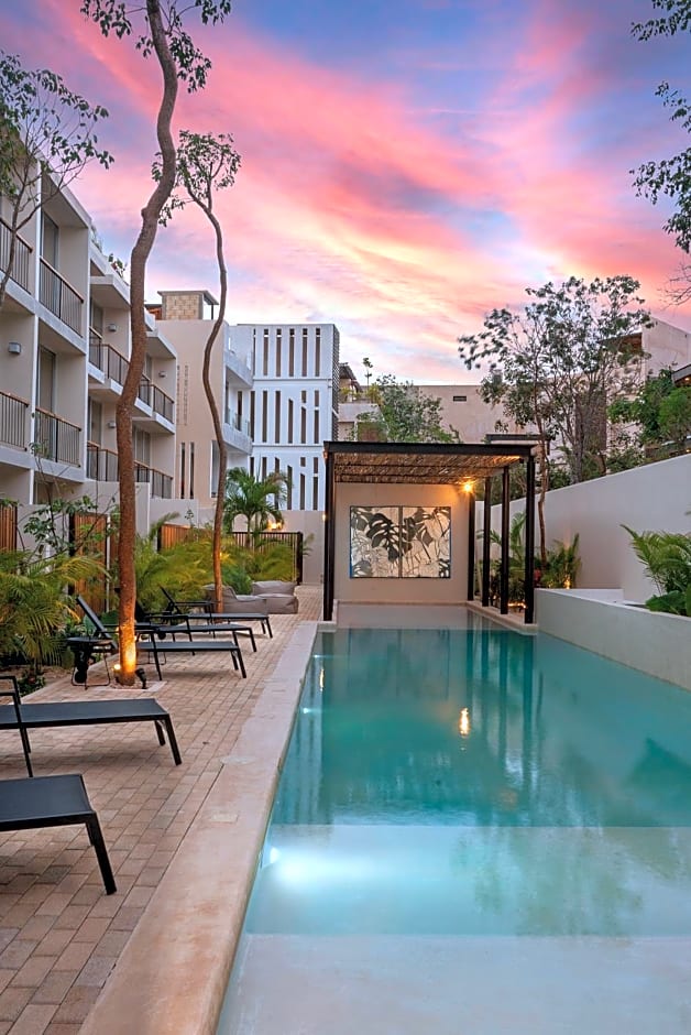 Private pool and rooftop for 3