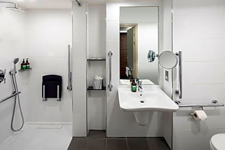 Standard Queen Room with River View - Disability Access