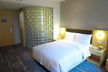 Queen Room - Accessible