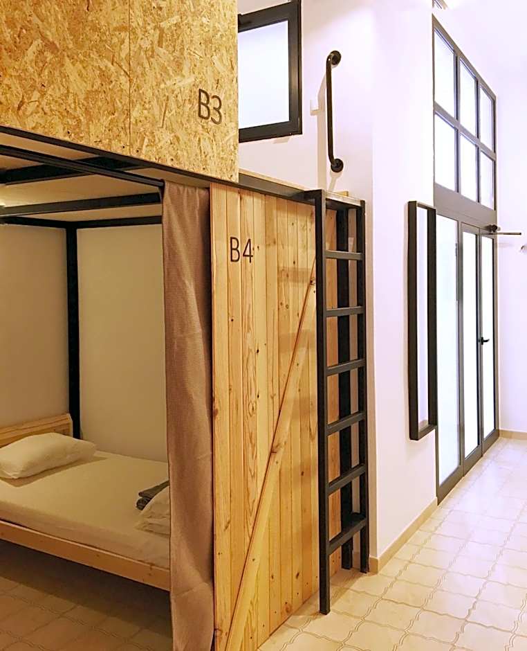 Hostel Numero Trece - Private Capsule Deds - Albergue Juvenil - FREE towels, coffee & tea, remote check-in