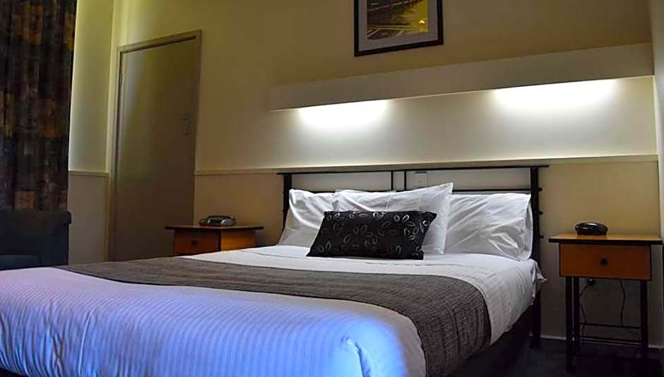 Overlander Hotel Motel