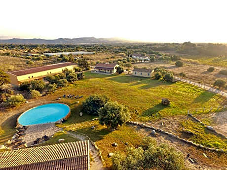 Lofts with private outdoor area and swimming-pool in Badesi