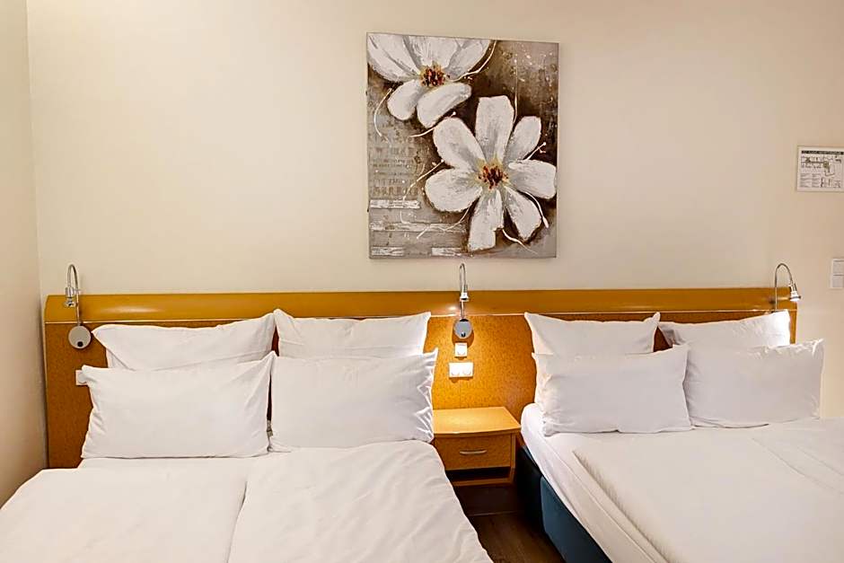 Garner Hamburg Wandsbek Marktplatz By IHG