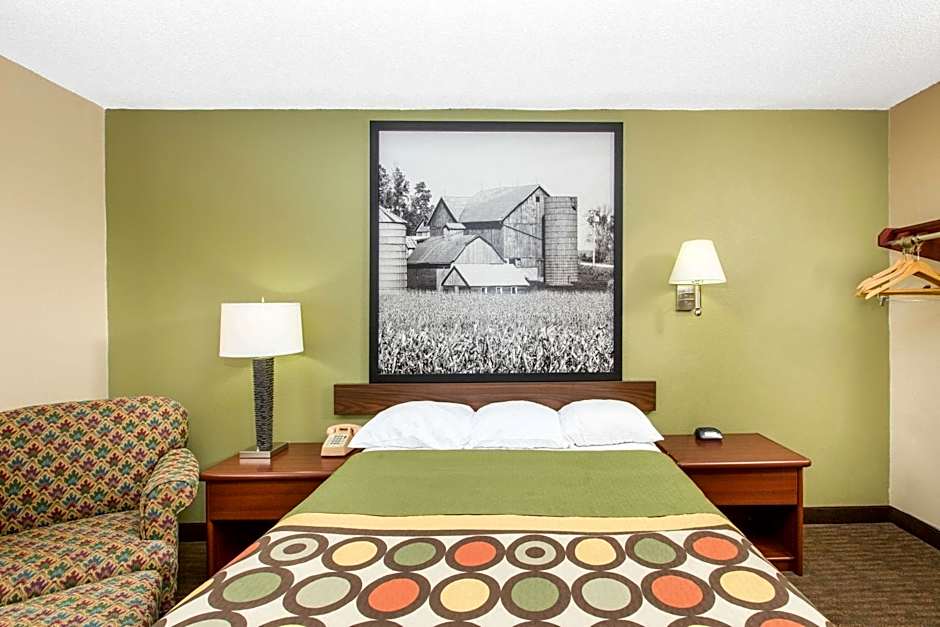 Super 8 by Wyndham Fairmont