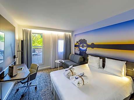 Executive Room with Queen Bed and Sofa