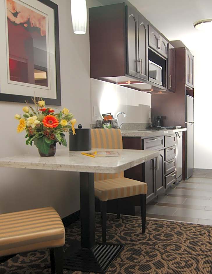 Paradise Inn and Suites Redwater