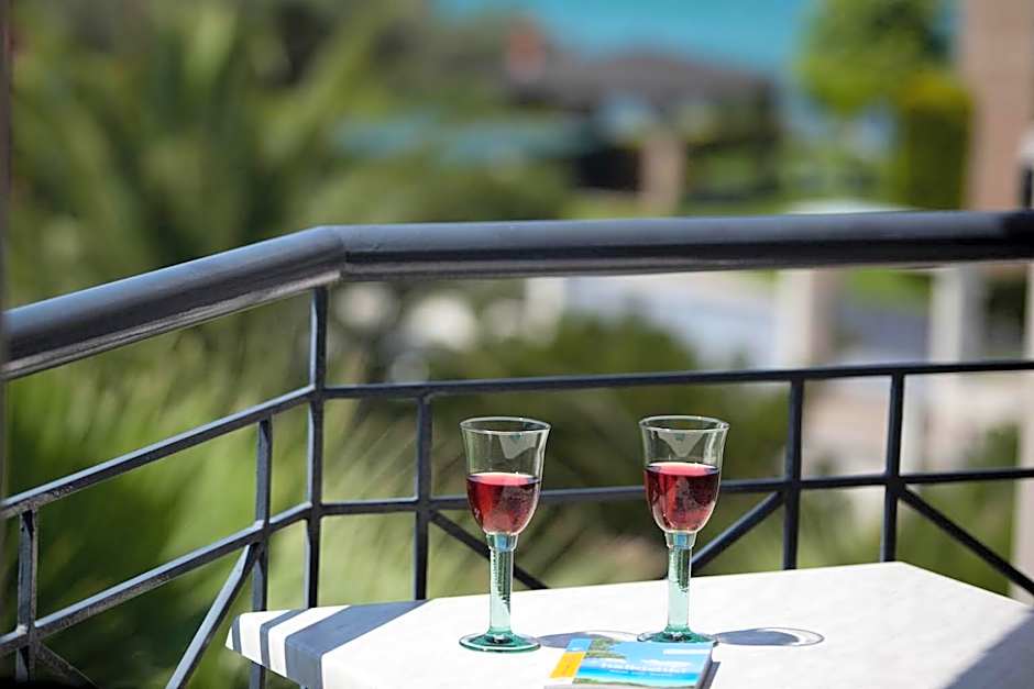 SUN RESIDENCE Exclusive Seaside Suites