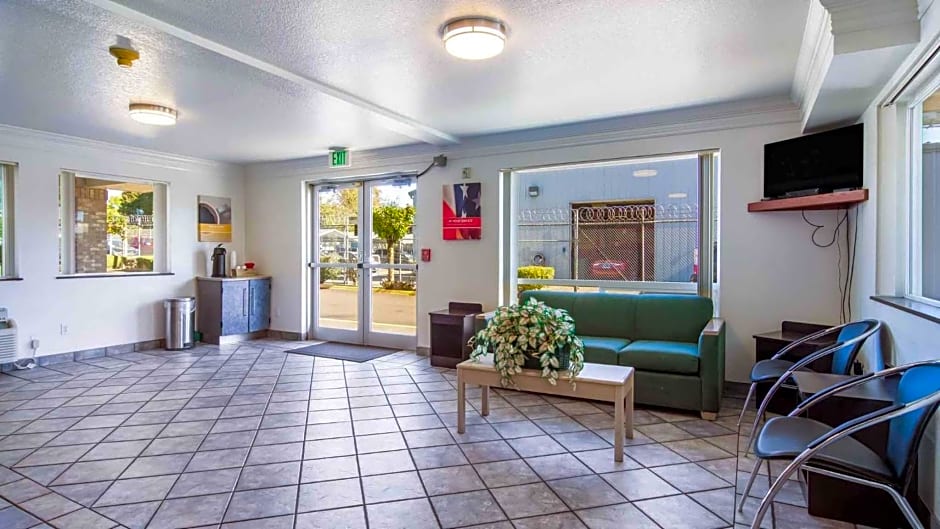 Motel 6 Portland Mall - 205