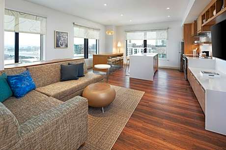 Studio Commons, 3 Bedroom Suite, Corner room