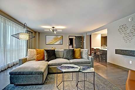 M Club Lounge Access, 1 Bedroom Executive Suite, 2 Queen, Private Sofa Bed
