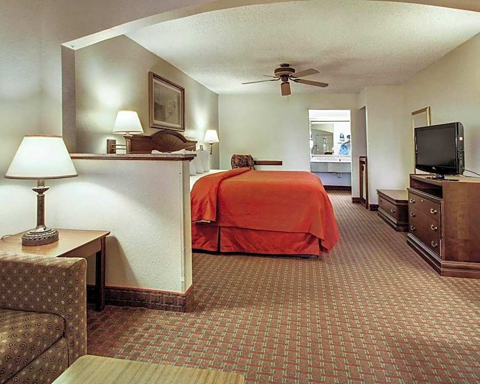 Quality Inn & Suites Clinton - Jackson West