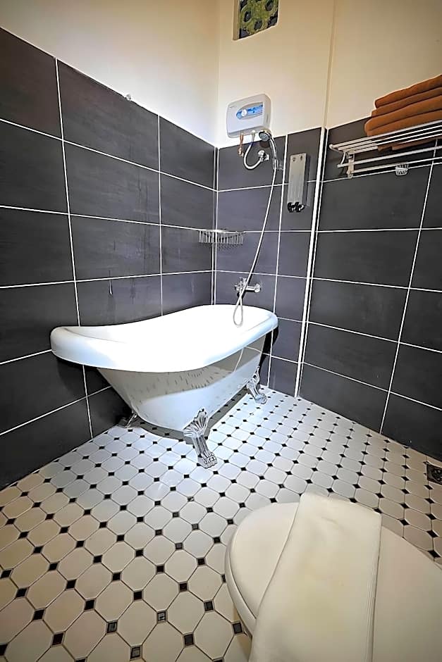 HEEREN BY THE RIVER HOTEL