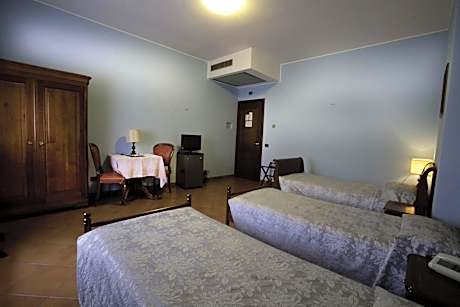 Triple Room with 3 Single Beds