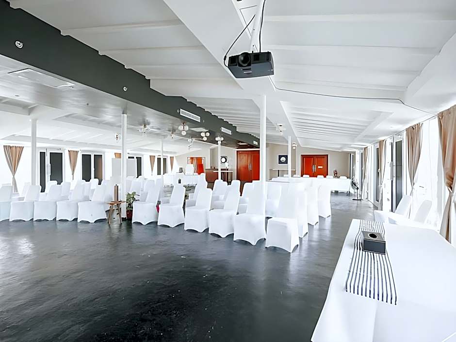 Doulos Phos The Ship Hotel