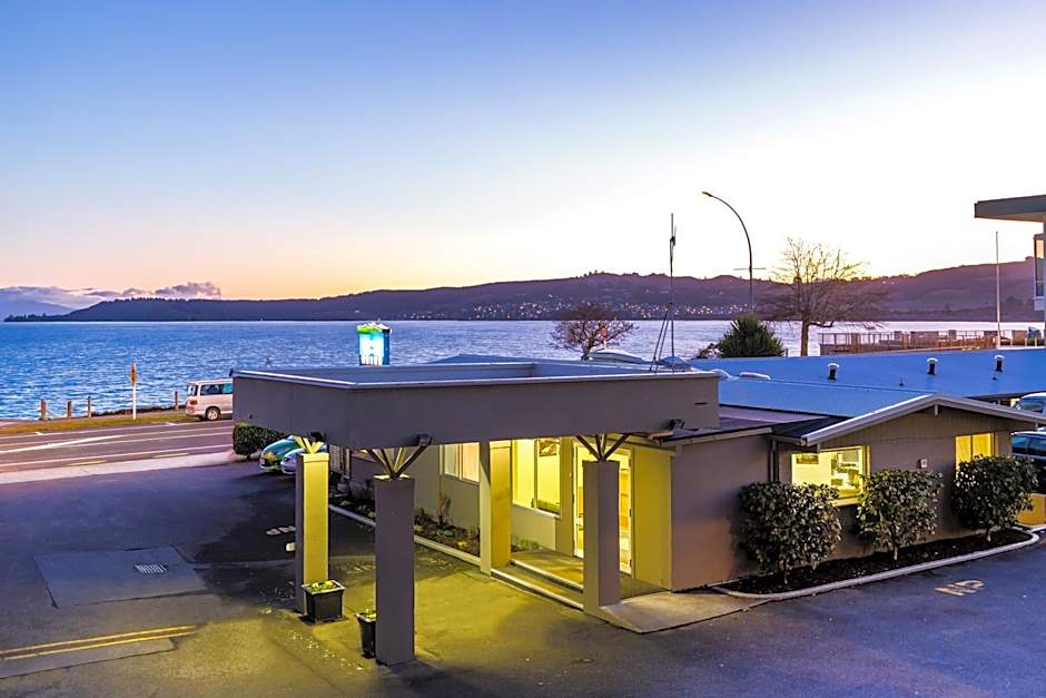 Twin Peaks Lakeside Inn